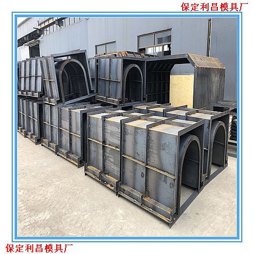 公路水槽模具_(dá)水槽模具_(dá)利昌模具廠(chǎng)