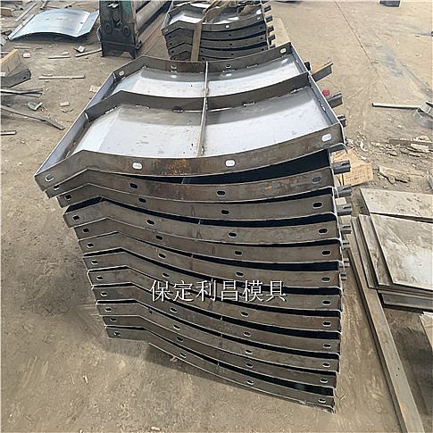 關(guān)于防撞護欄模具的制作方法