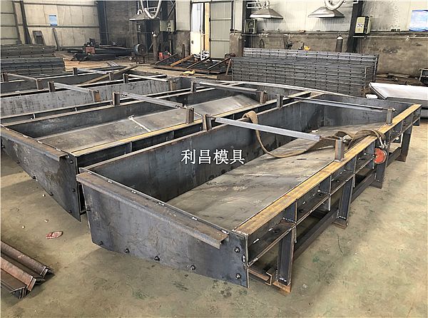中央隔離墩模具如何更好服務(wù)于公路建設(shè)？