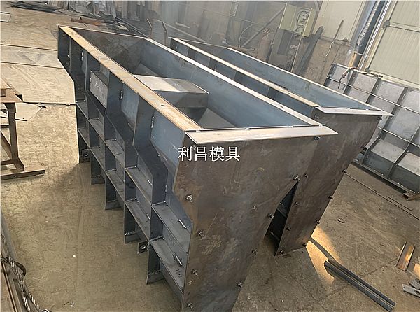 中央隔離墩模具如何更好服務(wù)于公路建設(shè)？
