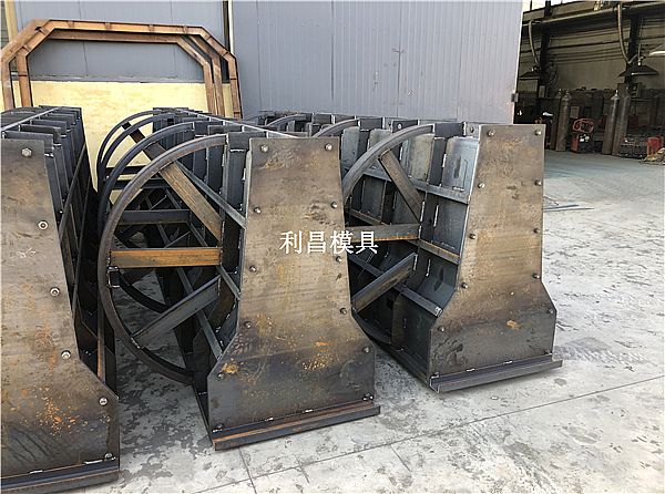 中分帶混凝土護欄模具_簡介