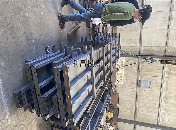 防護(hù)墻模板的簡(jiǎn)單介紹